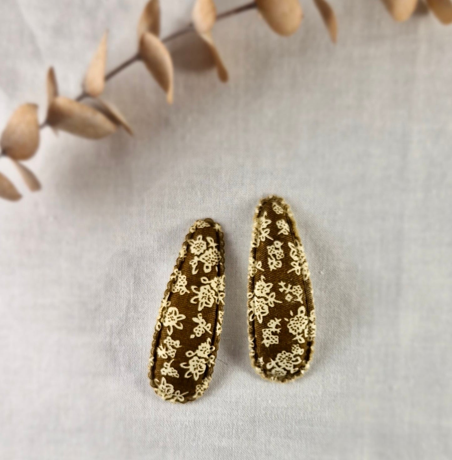 Snap Hair Clip - Padded Triangle - Dark Tan with Cream Floral